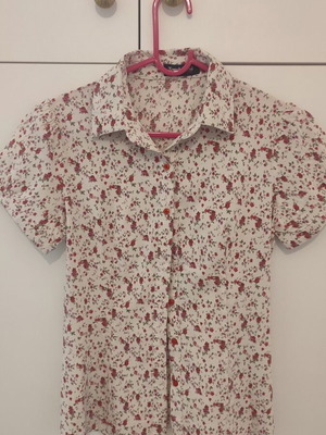 Small elastic fitted short-sleeve shirt with red rose design, like new
