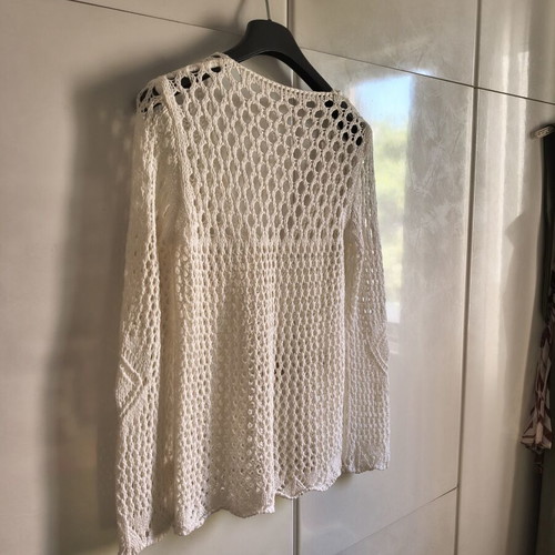 Knitted white long-sleeve V-neck sweater