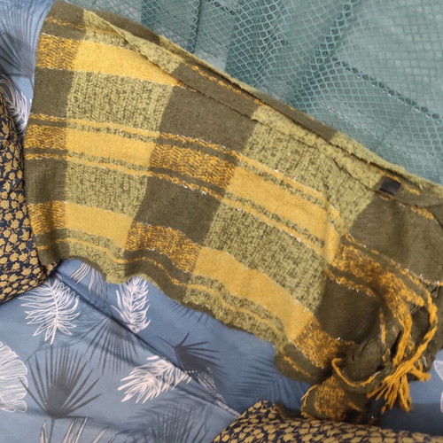 Scarf like new, green and yellow