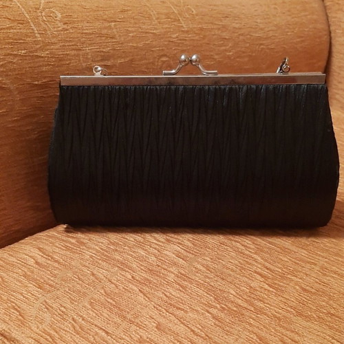 Τσαντάκι clutch μαύρο σαν καινούργιο, υφασμάτινο σατέν με αλυσίδα