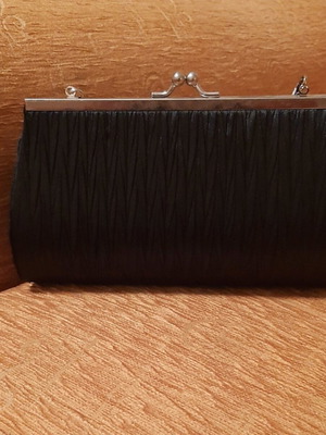 Τσαντάκι clutch μαύρο σαν καινούργιο, υφασμάτινο σατέν με αλυσίδα