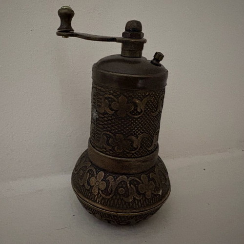 Acar bronze coffee grinder vintage, like new, embossed motifs, 10 cm