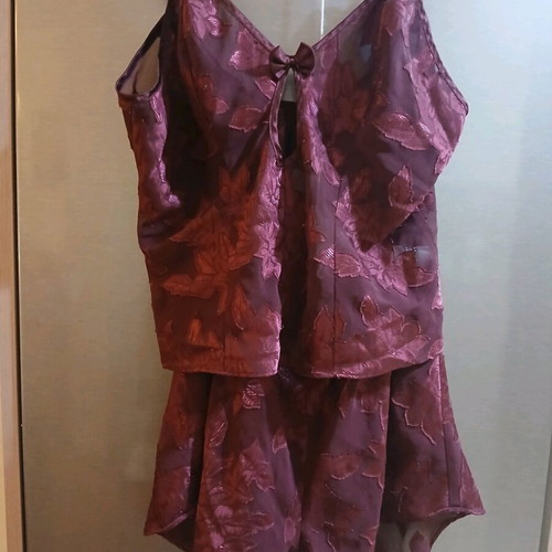 Frederick's of Hollywood satin cami set pajamas like new size M burgundy with lace