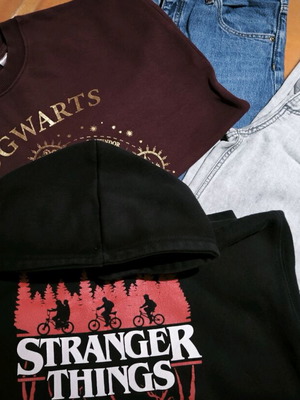 H&M σετ με φούτερ Hogwarts και Stranger Things, τζιν και cargo παντελόνι