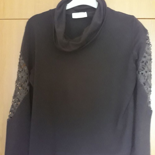 Winter blouse brown used with zigzag and holes on sleeves