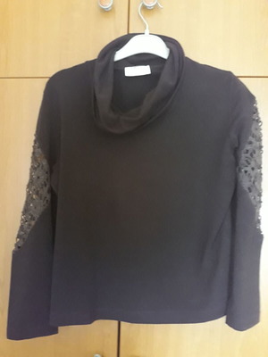 Winter blouse brown used with zigzag and holes on sleeves