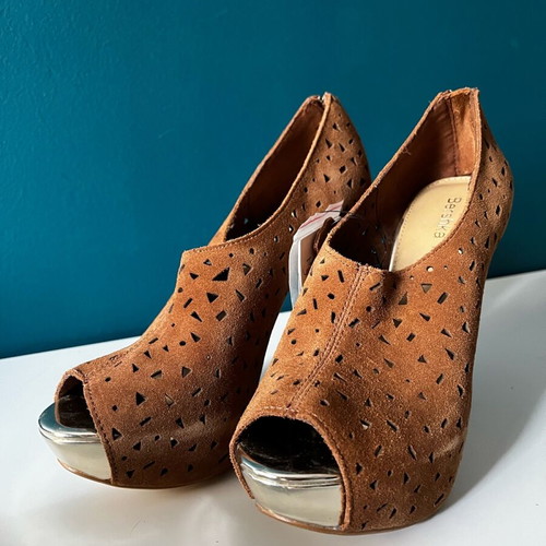 Bershka suede shoes size 37 new beige with gold detail