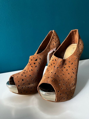 Bershka suede shoes size 37 new beige with gold detail