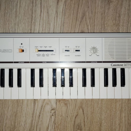 Casio Casiotone MT-11 keyboard used, missing battery cover and knobs