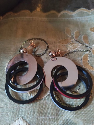 Fashion earrings new, rose gold with black circles
