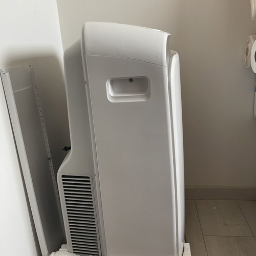 Air Conditioner like new with cooling and heating functions