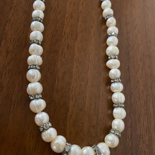 Pearl necklace used with freshwater pearls and silver elements