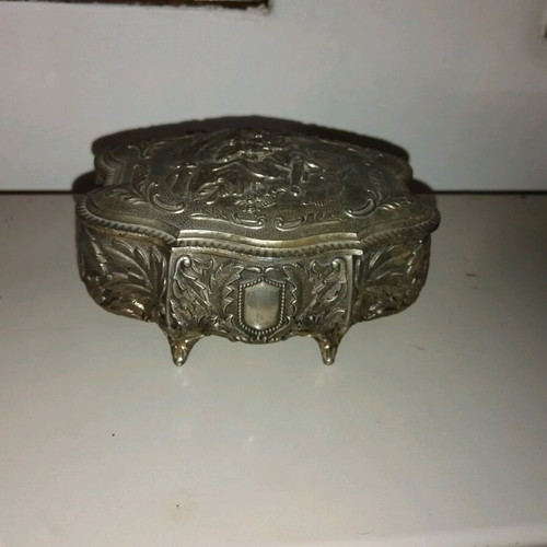 Vintage jewelry box like new, metal