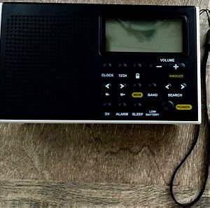 Ασπρόμαυρο ραδιοφωνάκι AKAI (FM . MW / SW)