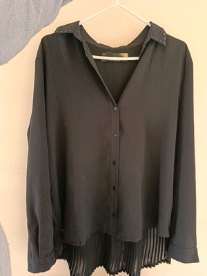 Πουκάμισο Stradivarius μεταχειρισμένο, μαύρο, κοντό μπροστά και πλισέ πίσω, μέγεθος XL