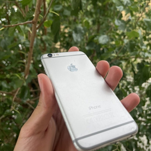 iPhone 6 silver unlocked, like new, 16GB, 90% battery health