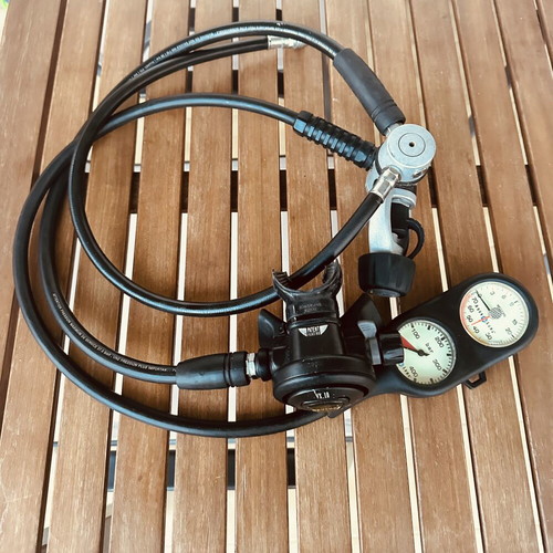 Aqua Lung Barometer and Depth Gauge with Beuchat VX10 Evolution Regulator