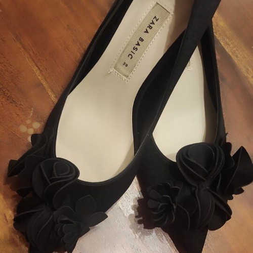 Zara kitten heels black new size 39 with flower detail