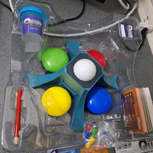 Electronic board game Quiz like new with 4 buzzers