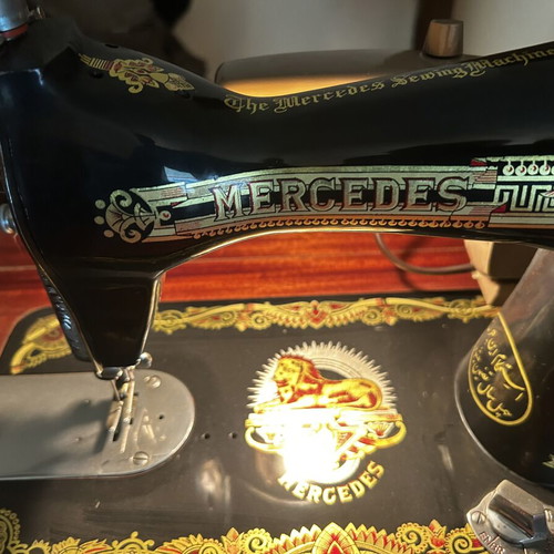 Mercedes sewing machine with cabinet like new, Singer system