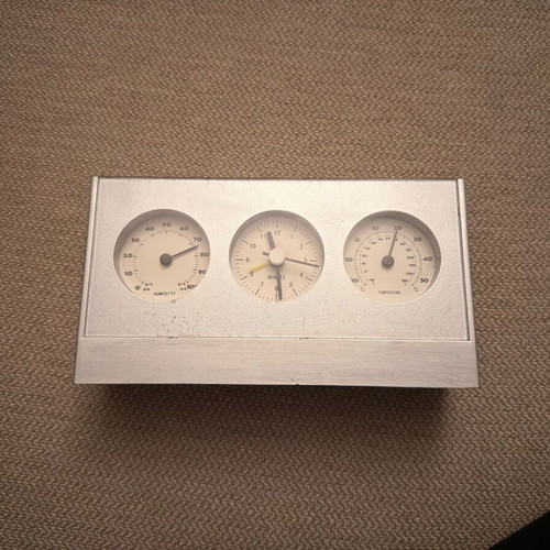 Table clock used with humidity and temperature sensor