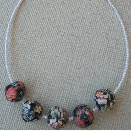 Necklace with black floral beads and pearls new