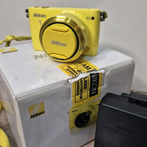 Nikon 1 S2 Mirrorless in rare yellow color like new, full kit