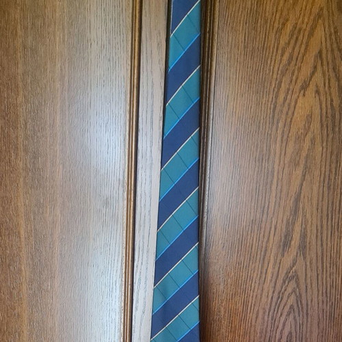 Tie in like-new condition