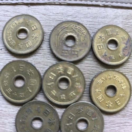 Japanese coins used, pack of 8, 3 euros