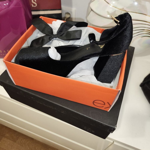 Exe velvet pumps with strap, like new, black