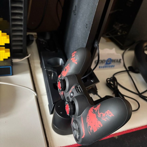 PlayStation 4 used with 500GB, game, controller and stands