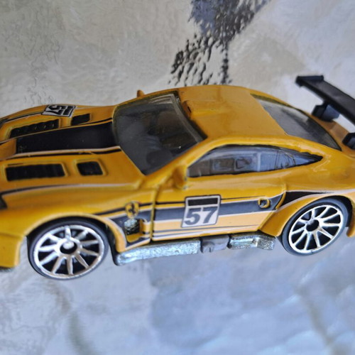 Hot Wheels Ferrari 575 GTC 2011 συλλεκτικό αυτοκινητάκι, κίτρινο με μαύρες ρίγες