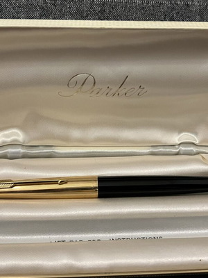 Parker 51 Custom vintage pen black and gold like new with original case