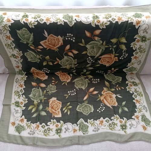 Headscarf like new, size 90x90 cm