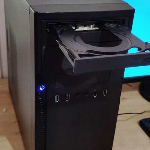 Desktop PC AMD Ryzen 3 PRO 3200G with 8GB RAM and 240GB SSD, like new