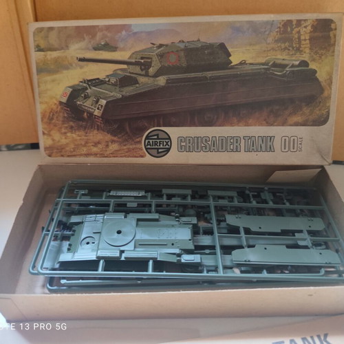 Airfix Crusader Tank model kit 00 scale