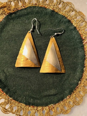 Vintage triangular earrings with two-tone metal design like new
