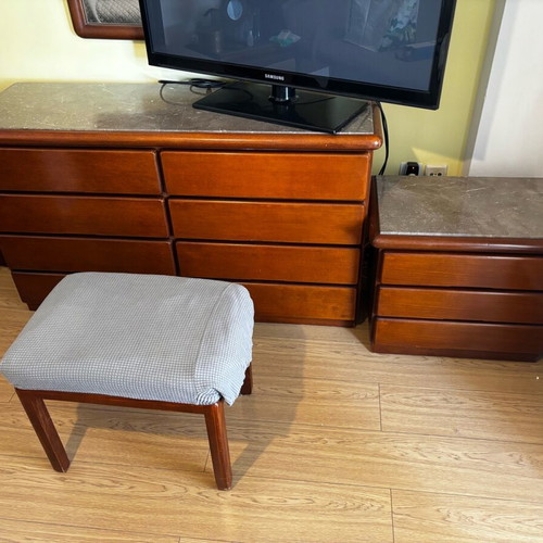 Varagkis Bedroom Set with Bed, Mattress, Drawers, Mirror, and Coffee Table like new