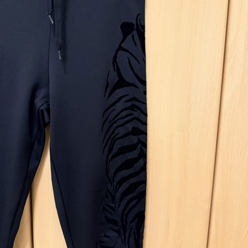 Oysho leggings like new with velvet details and back zipper pocket