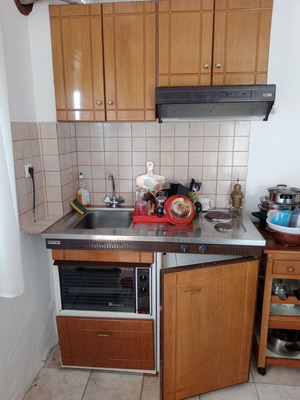 Kitchen unit used with oven, fridge, sink, and extractor fan