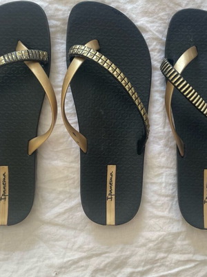 Ipanema flip flops used, pack of 3, size 35.5, black-gold