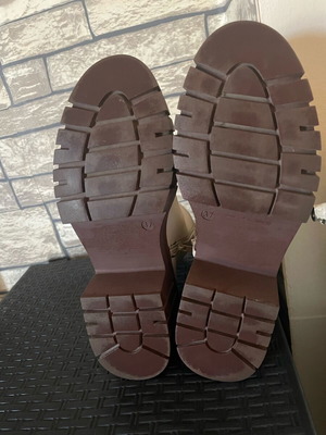 Boots waterproof size 37, like new, white pattern