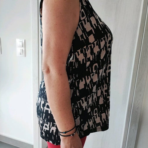 Black sleeveless blouse with beige details used, one size