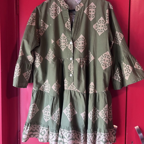 Green dress with patterns like new, one size