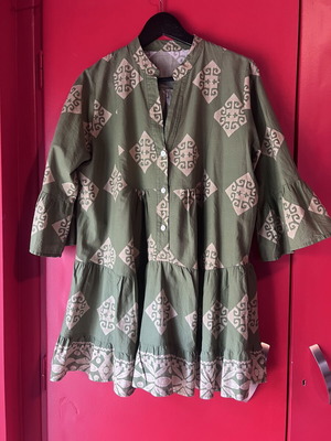 Green dress with patterns like new, one size