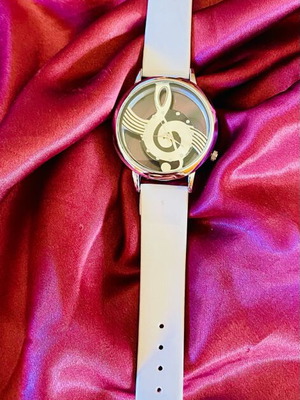 Wristwatch with musical note new, white leather band