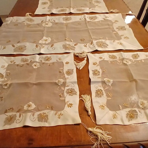 Table linens set like new, 7 pieces with embossed designs
