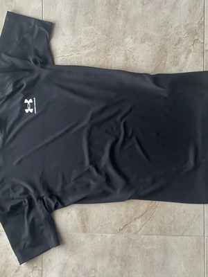 Under Armour Compression Shirt like new, short sleeve, size M