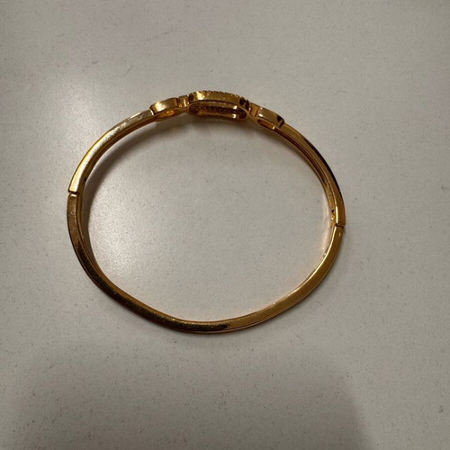 Women's bracelet accessory with clasp used