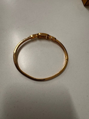 Women's bracelet accessory with clasp used